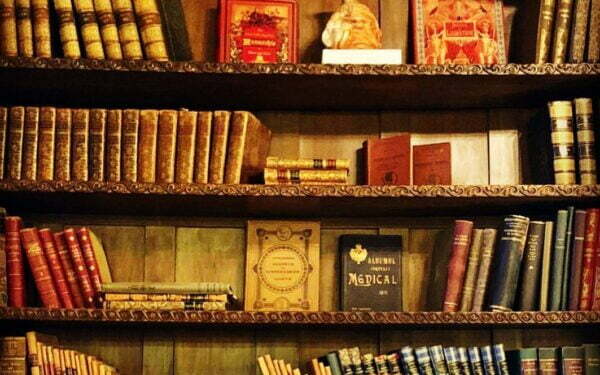 biblioteca în scara blocului