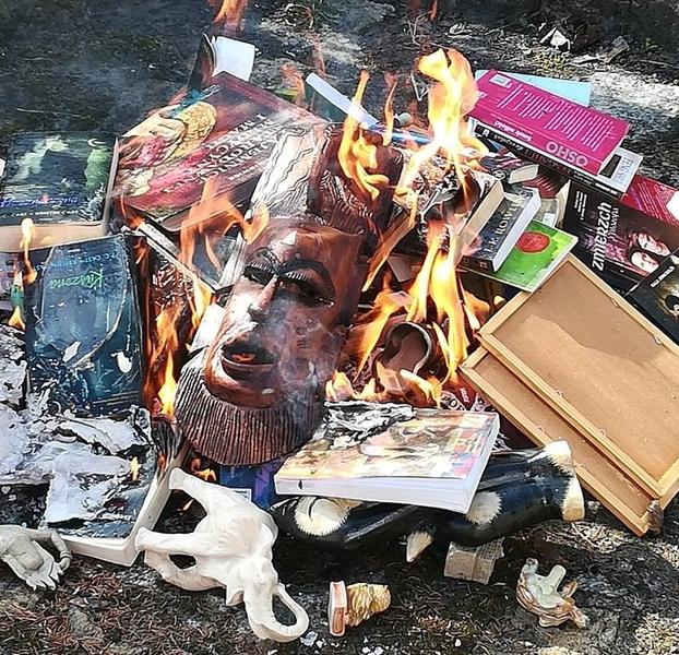 Carti arse in Polonia / Foto: Captura Facebook