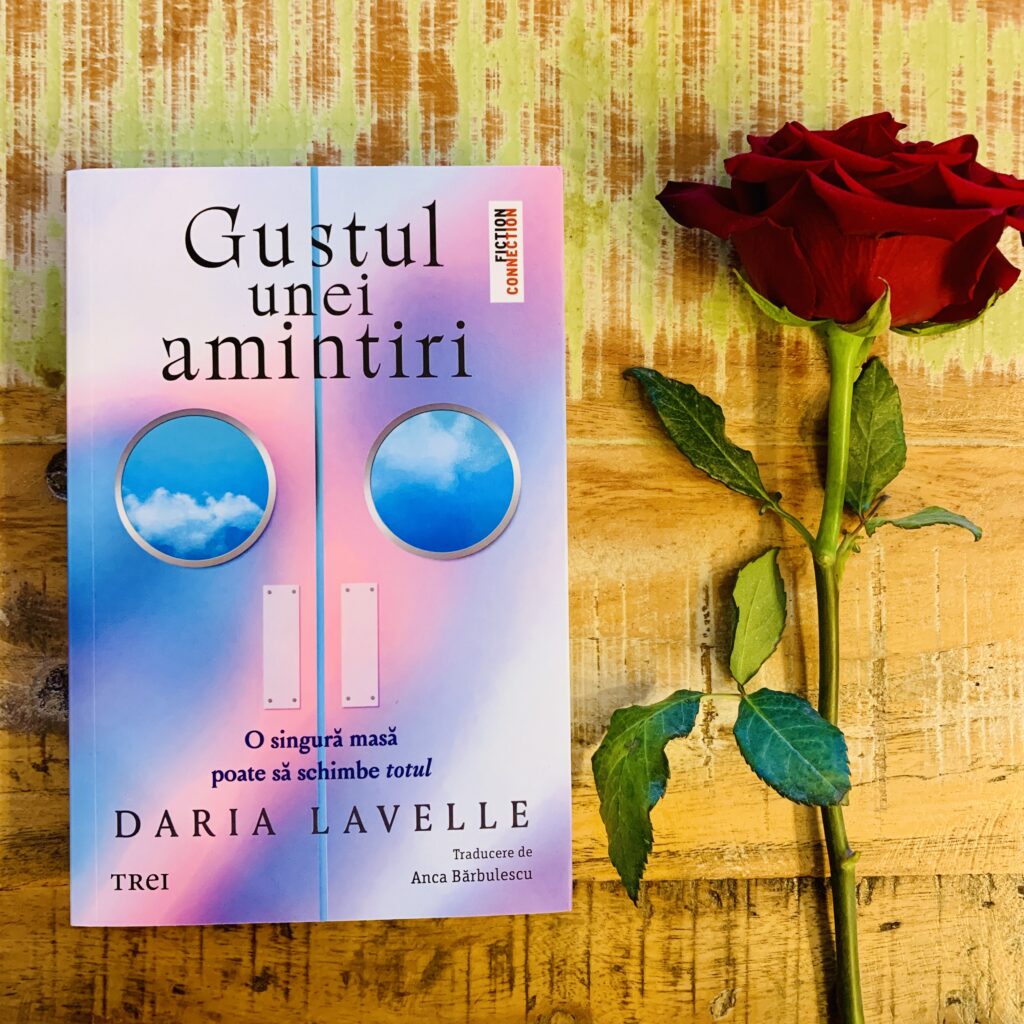 Cartea Gustul unei amintiri de Daria Lavelle, Editura Trei, alături de un trandafir roșu – cadou de 1 și 8 Martie pentru femei care citesc.