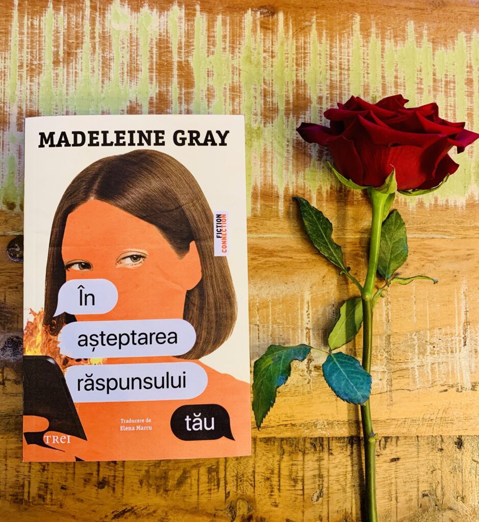 Cartea În așteptarea răspunsului tău de Madeleine Gray, Editura Trei, alături de un trandafir roșu – cadou de 1 și 8 Martie pentru femei care citesc