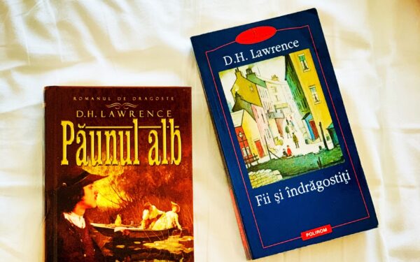 Cărțile Păunul alb și Fii și îndrăgostiți de D.H. Lawrence, ediții în limba română pe un fundal alb