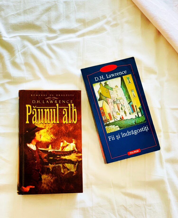 Cărțile Păunul alb și Fii și îndrăgostiți de D.H. Lawrence, ediții în limba română pe un fundal alb