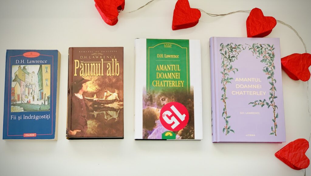 Ediții în limba română ale cărților lui D.H. Lawrence: Păunul alb, Fii și îndrăgostiți și Amantul doamnei Chatterley, așezate lângă decoruri în formă de inimă.