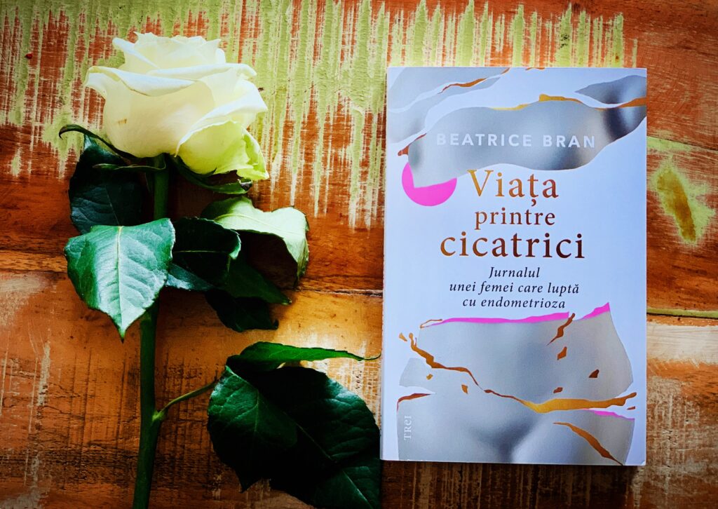 Coperta cărții „Viața printre cicatrici” de Beatrice Bran, publicată de Editura Trei, ilustrând un jurnal despre lupta cu endometrioza.