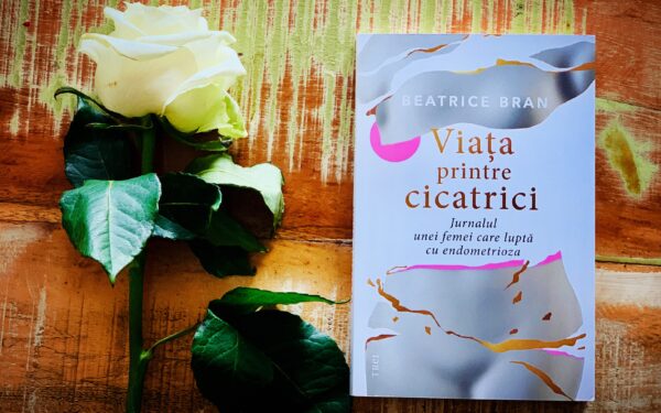 Coperta cărții „Viața printre cicatrici” de Beatrice Bran, publicată de Editura Trei, ilustrând un jurnal despre lupta cu endometrioza.