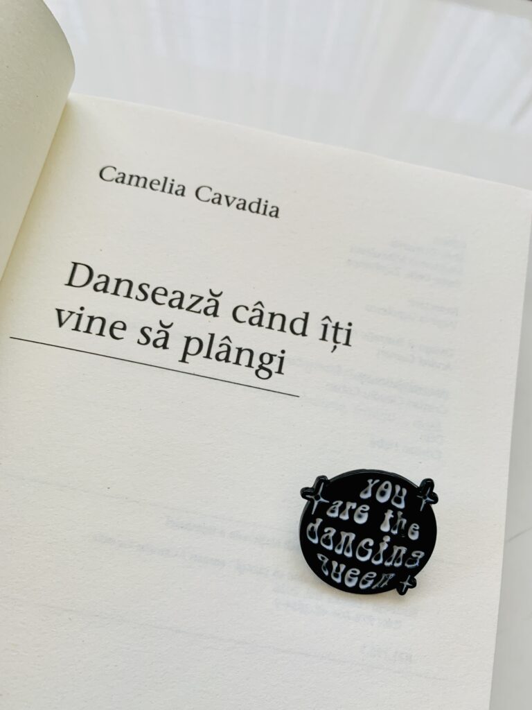 Pagina de titlu a cărții Dansează când îți vine să plângi de Camelia Cavadia cu accesoriu You are the dancing queen