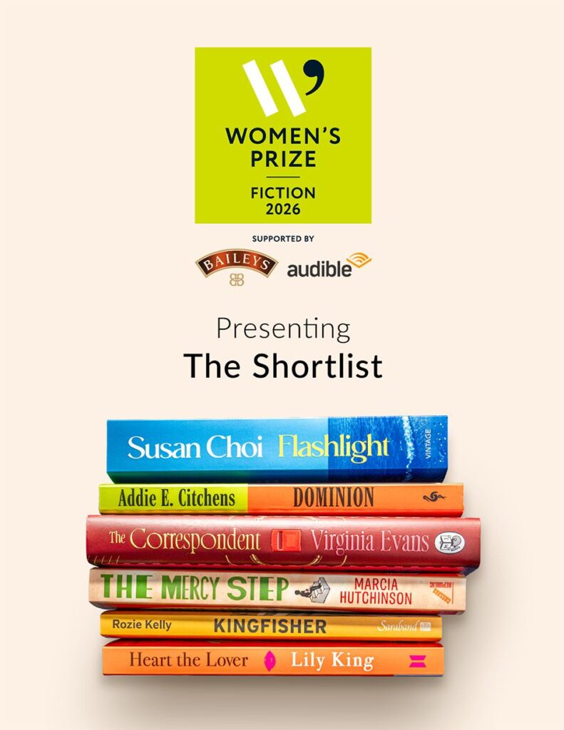 Logoul oficial Women's Prize for Fiction 2026 și lista scurtă (shortlist) reprezentată printr-o stivă de cărți, incluzând volumul „Heart the Lover” (Regele de inimă roșie) de Lily King alături de celelalte cinci romane finaliste.
