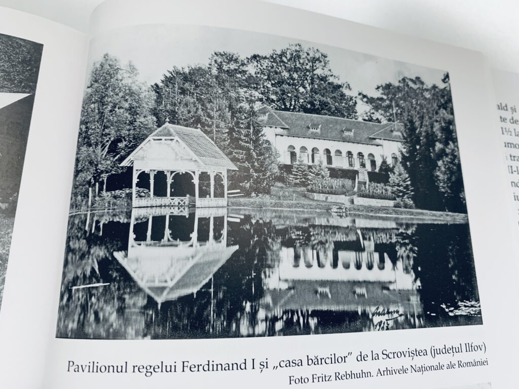 Fotografie de epocă din cartea „Regii României la vânătoare” de Narcis Dorin Ion (Editura Vremea), reprezentând Pavilionul regelui Ferdinand I și „casa bărcilor” de la Scroviștea, județul Ilfov.