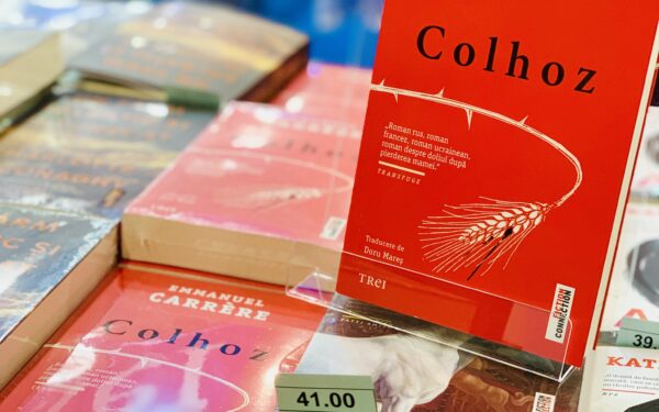 Coperta cartii Colhoz expusa in librarii