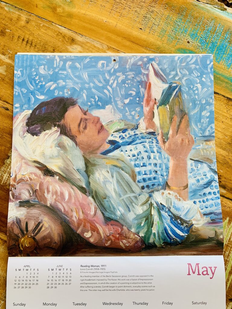 Calendar cu pictura Femeia care citește de Lovis Corinth pe o masă de lemn – inspirație pentru lectură și planuri de weekend