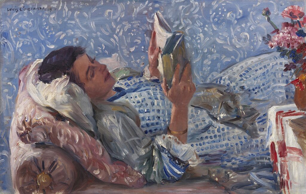 Pictura Femeia care citește de Lovis Corinth – Charlotte Berend-Corinth citind pe o canapea, detaliu cu flori și față de masă în carouri