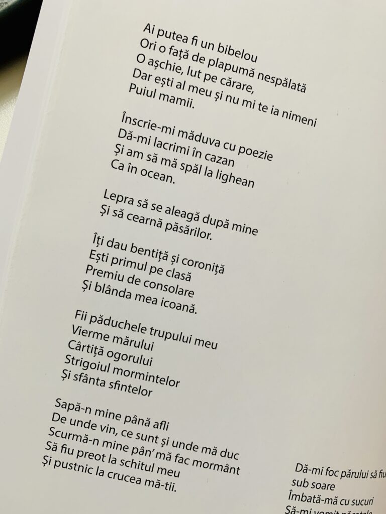Prim-plan cu o pagină din volumul „Odă Racului” de Andrei Coca, publicat de Editura Vremea, în care se pot citi strofele unei poezii profunde.