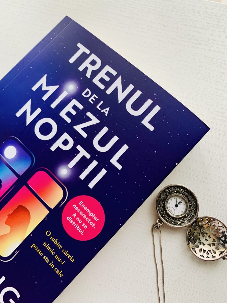 Detaliu copertă carte Trenul de la miezul noptii de Matt Haig editia limitata necorectata Nemira si un ceas de buzunar