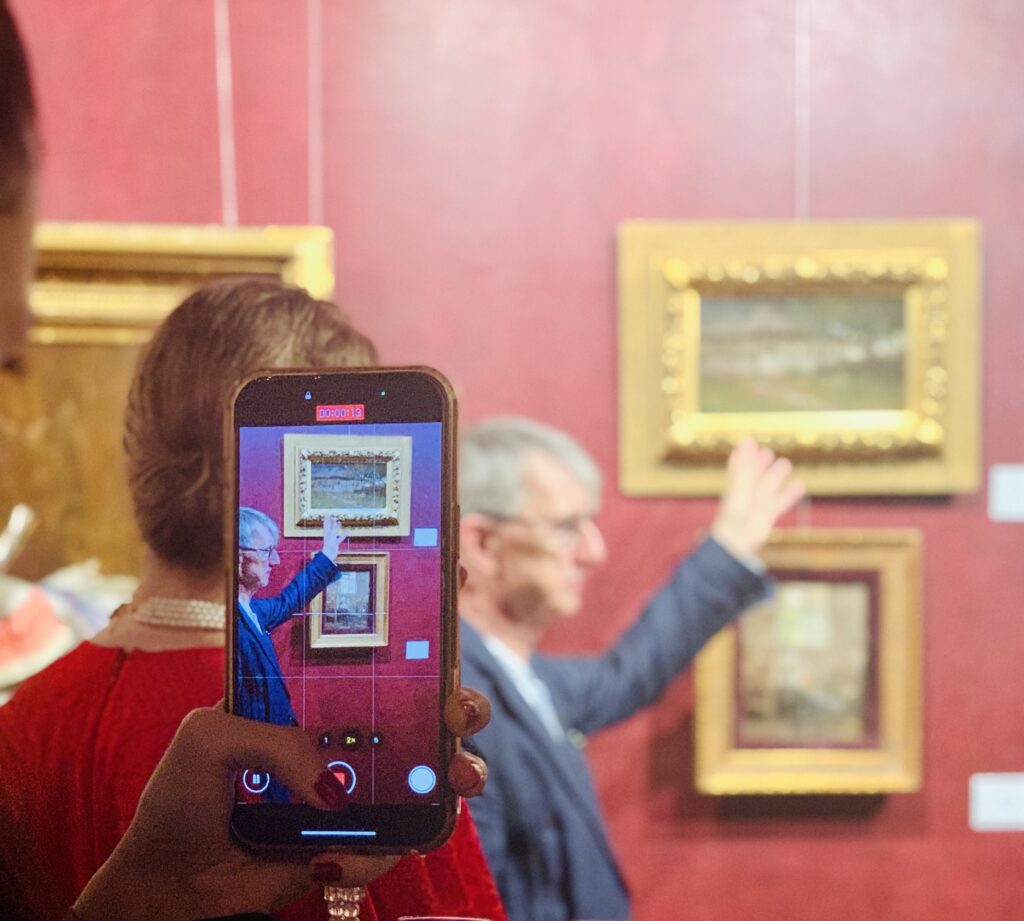 Vizitatori înregistrând turul privat susținut de Horia-Roman Patapievici la Expoziția de Vară Artmark