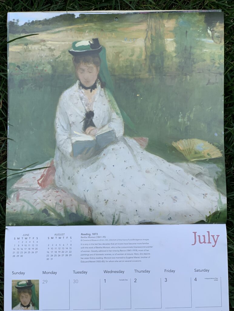 Pagina de iulie din calendarul de perete cu reproducerea operei „Reading” de Berthe Morisot și textul biografic explicativ