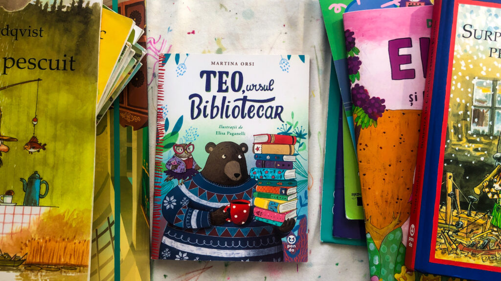 Cartea Teo, ursul bibliotecar, lângă alte cărți pentru copii