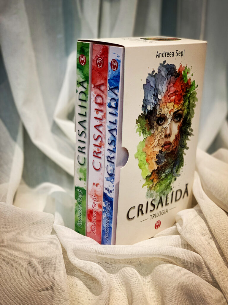 Trilogia Crisalida de Andreea Sepi în format integral cu box set, prezentând cele trei volume așezate în cutia de colecție tip slipbox pe un fundal alb textil.