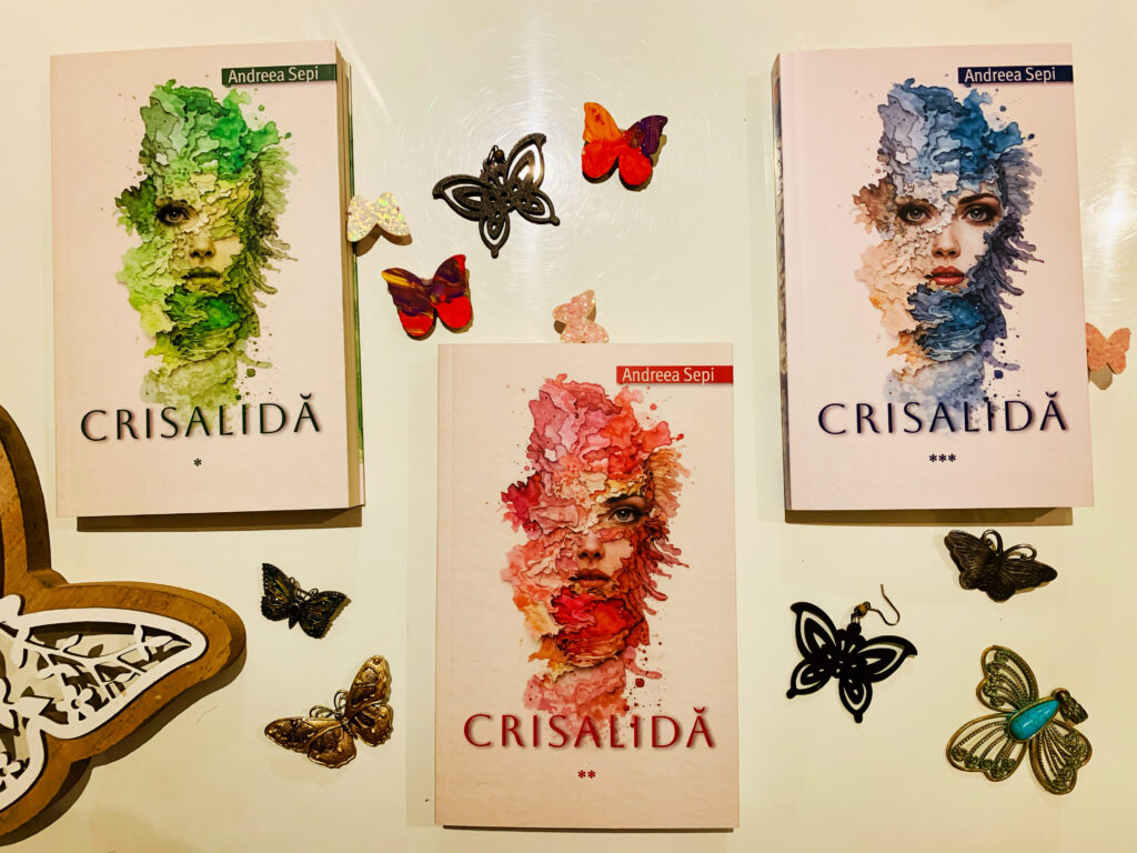 Cele trei coperți individuale ale cărților din Trilogia Crisalida de Andreea Sepi, așezate pe un fundal alb alături de decorațiuni în formă de fluturi.